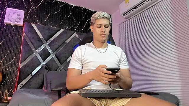 Snapshot of dominic_connor chatting on 06/01/26, 03:19 dominic connor online show from 06/01/26, 03:19