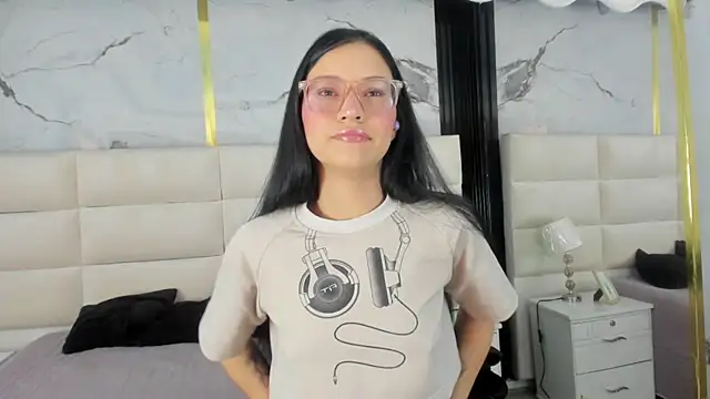 SophiieCalloway1 online show from 06/04/26, 02:23
