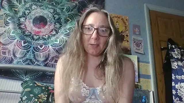 Snapshot of Izzylove47 chatting on 06/05/26, 09:26 Izzylove47 online show from 06/05/26, 09:26