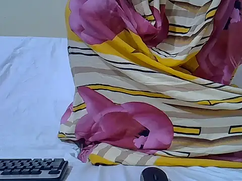 Snapshot of petite_pretti chatting on 06/06/26, 11:59 petite pretti online show from 06/06/26, 11:59