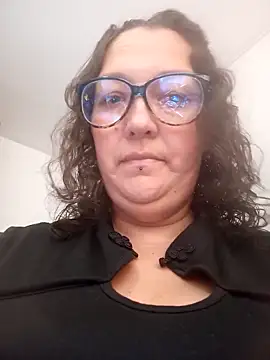 Snapshot of -Saraqueen-- chatting on 05/20/26, 04:02 -Saraqueen-- online show from 05/20/26, 04:02
