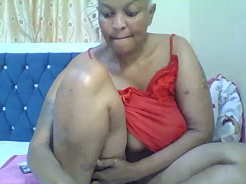 Snapshot of candy_thick chatting on 06/19/26, 04:17 candy thick online show from 06/19/26, 04:17
