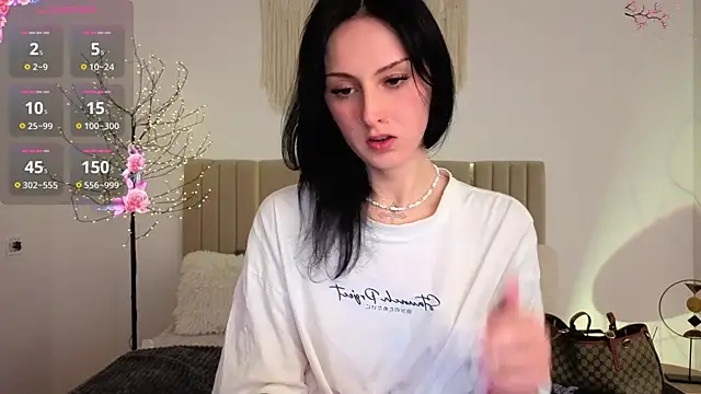 Snapshot of Little1_molly chatting on 06/17/26, 08:43 Little1 molly online show from 06/17/26, 08:43