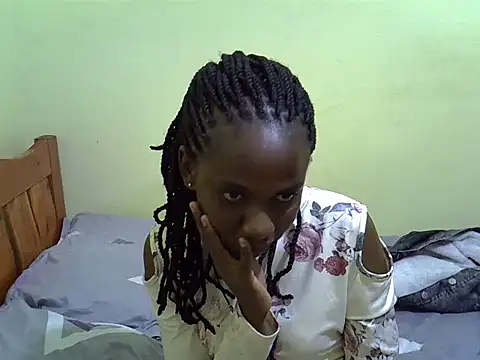 Snapshot of Pearl_petite chatting on 05/16/26, 04:28 Pearl petite online show from 05/16/26, 04:28