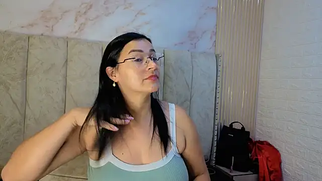 Snapshot of JuliaFerrer chatting on 05/17/26, 05:27 JuliaFerrer online show from 05/17/26, 05:27