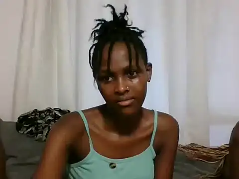 Snapshot of Sleek_petite chatting on 06/17/26, 02:07 Sleek petite online show from 06/17/26, 02:07