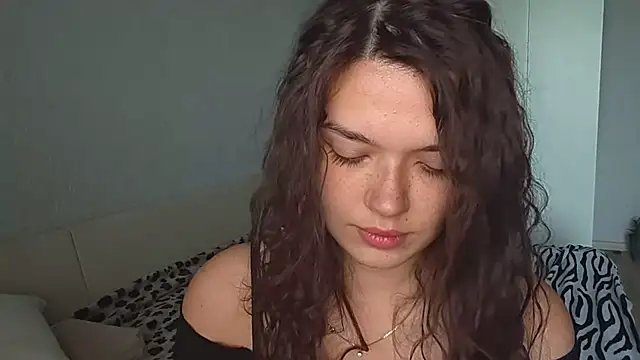 Snapshot of Vicki_queen chatting on 06/27/26, 05:12 Vicki queen online show from 06/27/26, 05:12