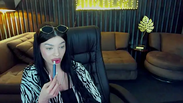 Snapshot of Mia__Mia_ chatting on 05/19/26, 12:11 Mia Mia online show from 05/19/26, 12:11