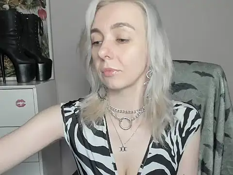 Snapshot of velvetanne chatting on 06/18/26, 06:35 velvetanne online show from 06/18/26, 06:35