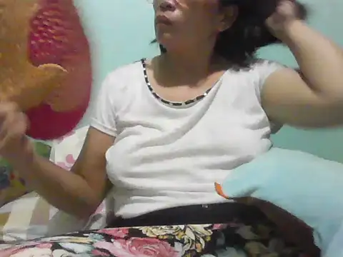 Snapshot of momshe2026 chatting on 07/01/26, 01:34 momshe2026 online show from 07/01/26, 01:34