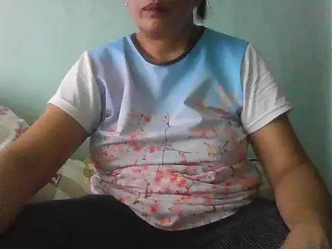 Snapshot of momshe2026 chatting on 07/03/26, 08:43 momshe2026 online show from 07/03/26, 08:43