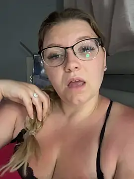 Snapshot of LucieLouBabe chatting on 05/28/26, 11:57 LucieLouBabe online show from 05/28/26, 11:57