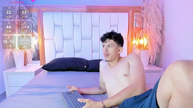 Snapshot of Amy_and_Alex chatting on 07/07/26, 11:14 Amy and Alex online show from 07/07/26, 11:14