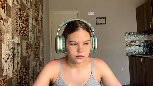 Snapshot of HellyRay chatting on 06/18/26, 02:54 HellyRay online show from 06/18/26, 02:54