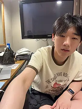 Snapshot of k-kinky chatting on 07/06/26, 12:24 k-kinky online show from 07/06/26, 12:24