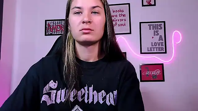 Snapshot of AlisaFrost chatting on 06/22/26, 01:41 AlisaFrost online show from 06/22/26, 01:41