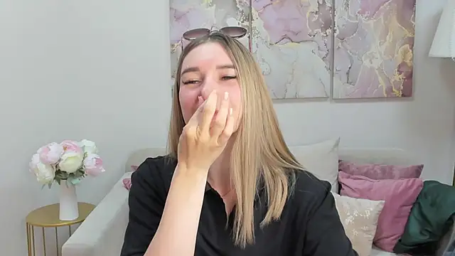 RoxyReignn online show from 06/18/26, 10:03