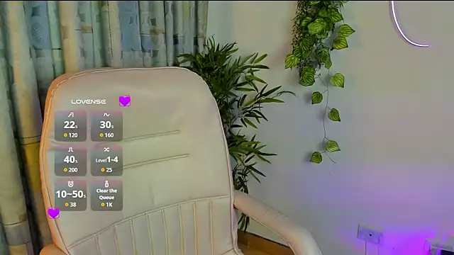 Snapshot of Zoe_Queens chatting on 07/13/26, 12:30 Zoe Queens online show from 07/13/26, 12:30
