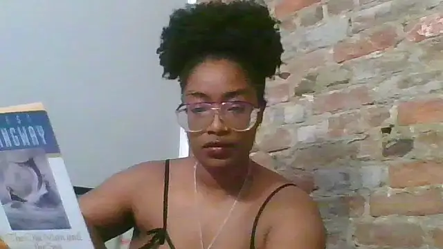 Snapshot of CloverGirlxo chatting on 05/26/26, 04:52 CloverGirlxo online show from 05/26/26, 04:52