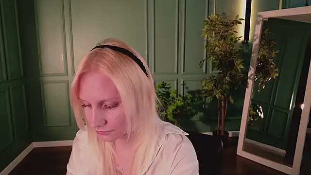 Snapshot of haleybooo chatting on 06/10/26, 12:26 haleybooo online show from 06/10/26, 12:26