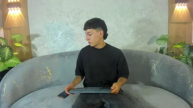 Snapshot of Gian_Rossi chatting on 06/13/26, 05:33 Gian Rossi online show from 06/13/26, 05:33