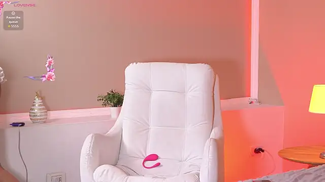 Naomi Silk online show from 06/05/26, 12:44