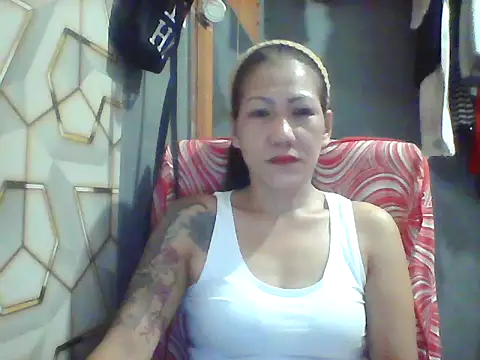 Snapshot of pinayheartaker chatting on 06/15/26, 12:46 pinayheartaker online show from 06/15/26, 12:46
