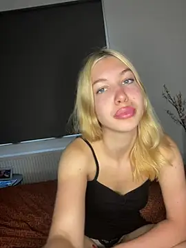 Snapshot of MilaaXOO chatting on 07/14/26, 04:23 MilaaXOO online show from 07/14/26, 04:23