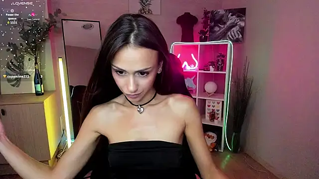 Snapshot of Petite_Moly chatting on 07/02/26, 08:42 Petite Moly online show from 07/02/26, 08:42
