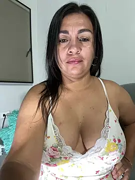 Snapshot of kloee_kann chatting on 07/16/26, 12:16 kloee kann online show from 07/16/26, 12:16