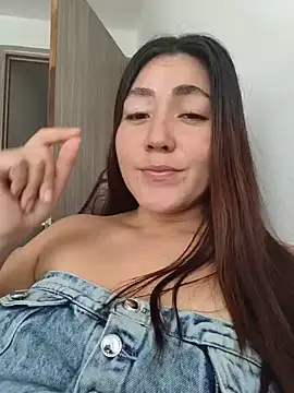 Snapshot of alma_rouge chatting on 05/28/26, 04:26 alma rouge online show from 05/28/26, 04:26