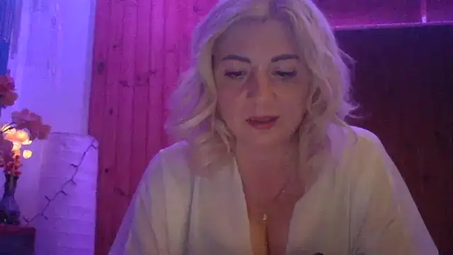 Snapshot of LunaaKiss chatting on 06/01/26, 10:11 LunaaKiss online show from 06/01/26, 10:11