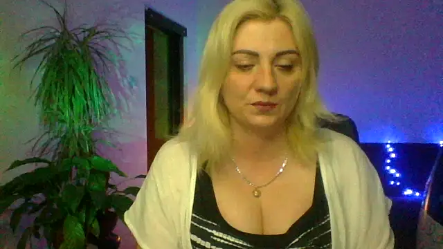 Snapshot of LunaaKiss chatting on 06/16/26, 08:00 LunaaKiss online show from 06/16/26, 08:00