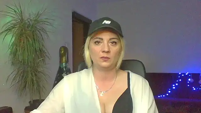 Snapshot of LunaaKiss chatting on 08/07/26, 07:49 LunaaKiss online show from 08/07/26, 07:49