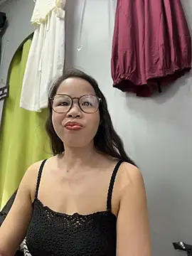 Snapshot of honghong_mother chatting on 06/28/26, 01:44 honghong mother online show from 06/28/26, 01:44
