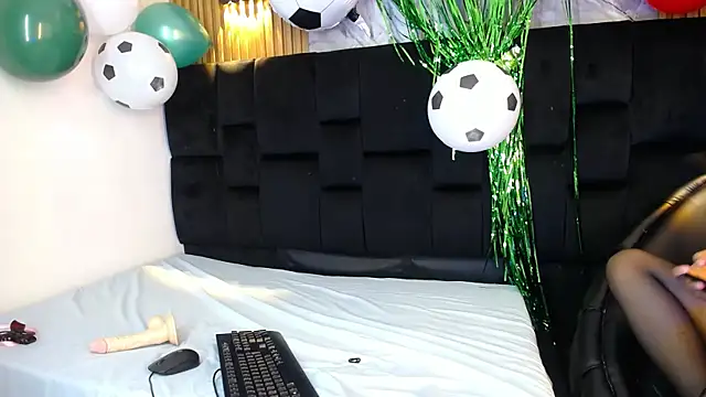 Holly Watson  online show from 06/20/26, 04:59