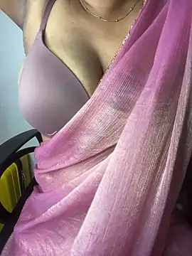 Snapshot of sexyveena chatting on 06/07/26, 02:32 sexyveena online show from 06/07/26, 02:32