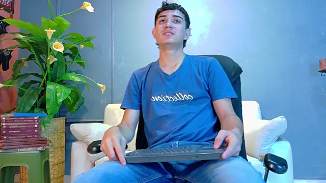 Snapshot of aalejo_gray chatting on 06/02/26, 01:24 aalejo gray online show from 06/02/26, 01:24