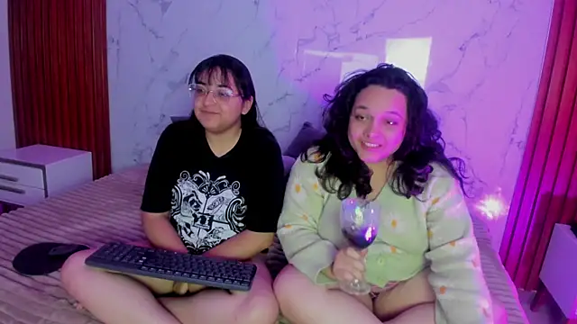 Snapshot of genesis_y_moon chatting on 06/21/26, 03:31 genesis y moon online show from 06/21/26, 03:31