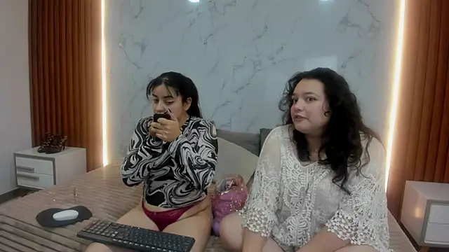 Snapshot of genesis_y_moon chatting on 07/11/26, 12:30 genesis y moon online show from 07/11/26, 12:30