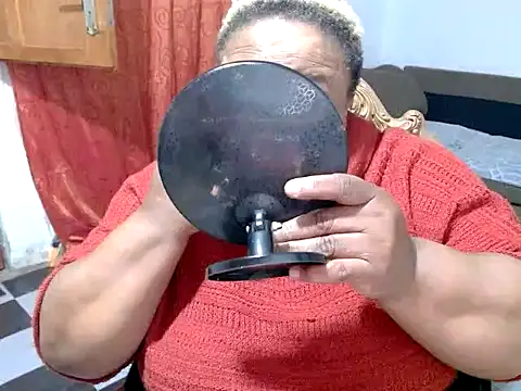 Snapshot of ROSESNICKER00 chatting on 06/26/26, 03:49 ROSESNICKER00 online show from 06/26/26, 03:49