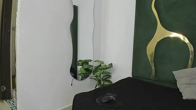 Snapshot of Mila_petiteasm chatting on 06/27/26, 12:33 Mila petiteasm online show from 06/27/26, 12:33