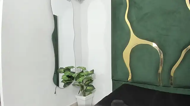 Snapshot of Mila_petiteasm chatting on 07/06/26, 12:13 Mila petiteasm online show from 07/06/26, 12:13