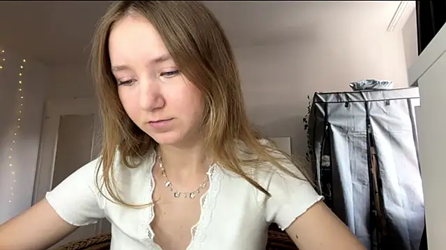 Snapshot of smalllisa chatting on 07/19/26, 04:44 smalllisa online show from 07/19/26, 04:44