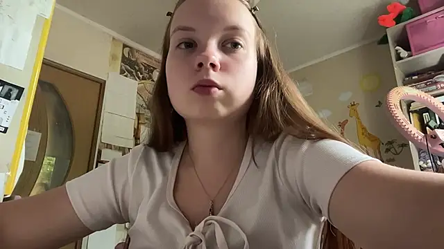 Snapshot of Aileyn chatting on 06/17/26, 08:17 Aileyn online show from 06/17/26, 08:17