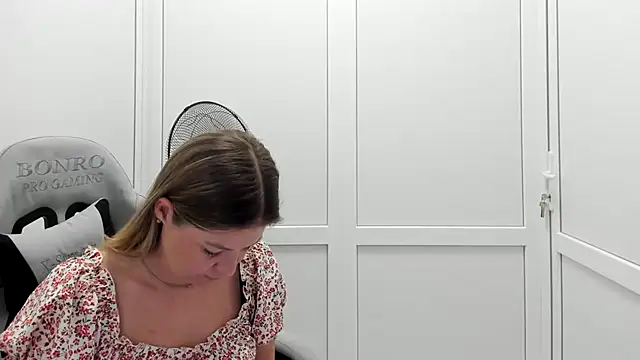 MiaSummerr  online show from 07/17/26, 12:45
