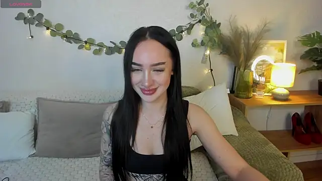 Snapshot of MayaGlamour chatting on 06/16/26, 06:27 MayaGlamour online show from 06/16/26, 06:27