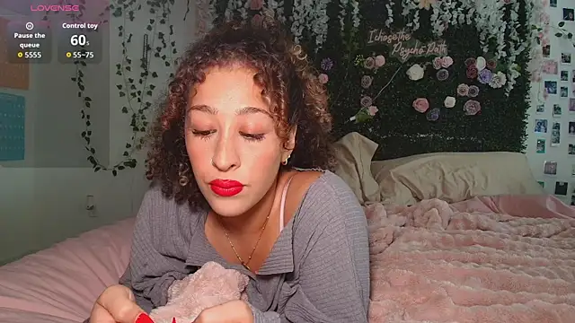 LyraCovee online show from 06/15/26, 12:24