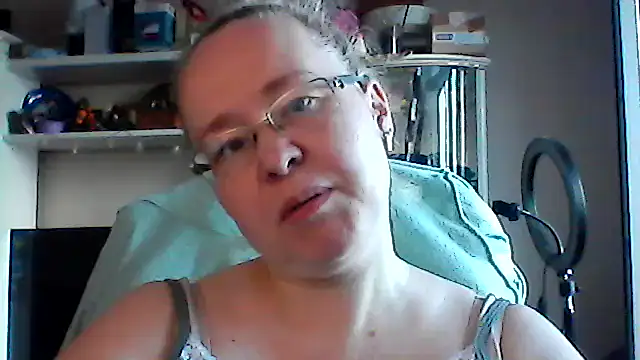 Snapshot of Viola27 chatting on 06/21/26, 10:18 Viola27 online show from 06/21/26, 10:18