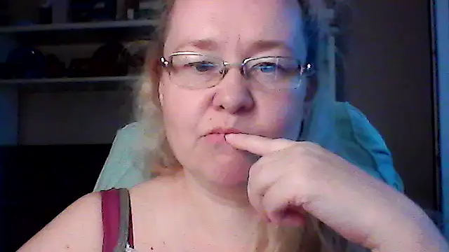 Snapshot of Viola27 chatting on 06/22/26, 02:58 Viola27 online show from 06/22/26, 02:58